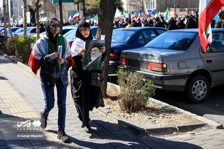 حضور انبوه جمعیت روزه‌دار تهران در مصلای امام خمینی (ره)