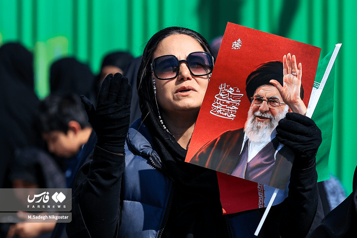 حضور انبوه جمعیت روزه‌دار تهران در مصلای امام خمینی (ره)