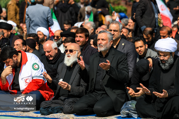 حضور انبوه جمعیت روزه‌دار تهران در مصلای امام خمینی (ره)