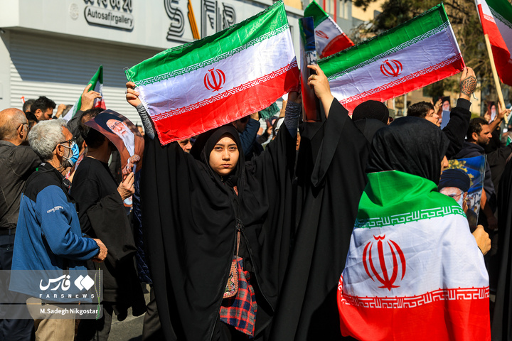 حضور انبوه جمعیت روزه‌دار تهران در مصلای امام خمینی (ره)