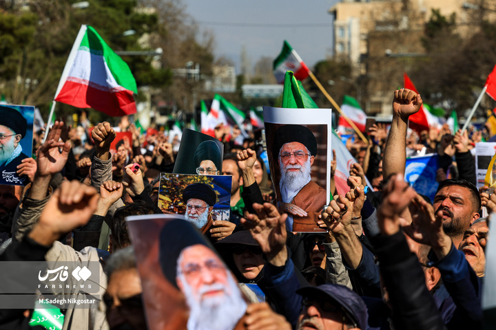 حضور انبوه جمعیت روزه‌دار تهران در مصلای امام خمینی (ره)