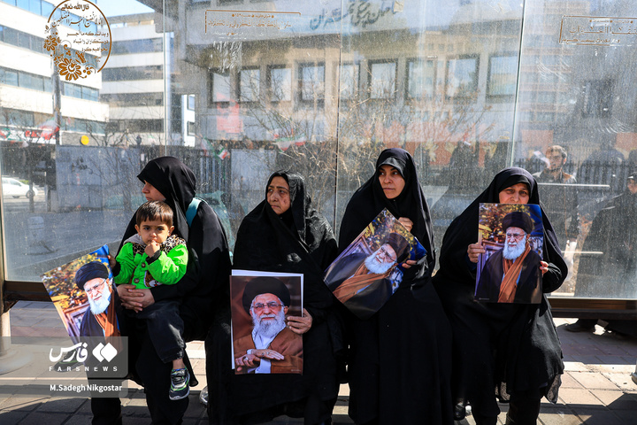 حضور انبوه جمعیت روزه‌دار تهران در مصلای امام خمینی (ره)