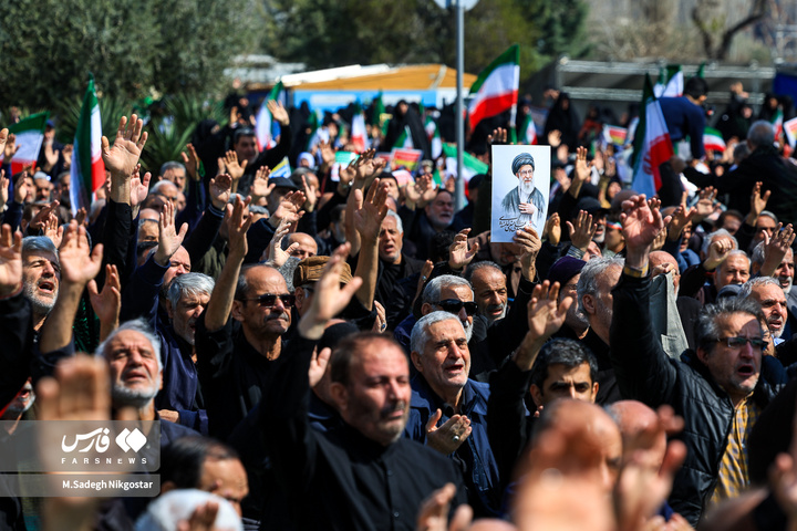 حضور انبوه جمعیت روزه‌دار تهران در مصلای امام خمینی (ره)