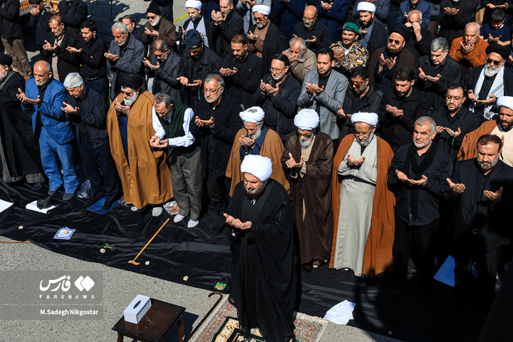 حضور انبوه جمعیت روزه‌دار تهران در مصلای امام خمینی (ره)