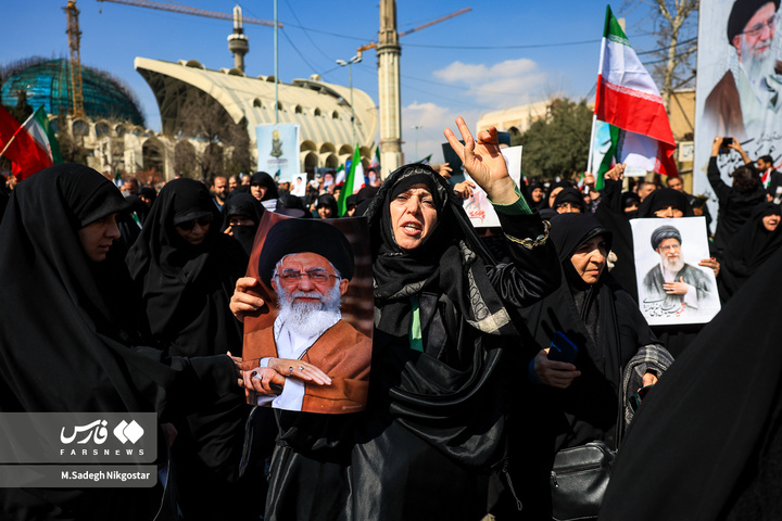 حضور انبوه جمعیت روزه‌دار تهران در مصلای امام خمینی (ره)