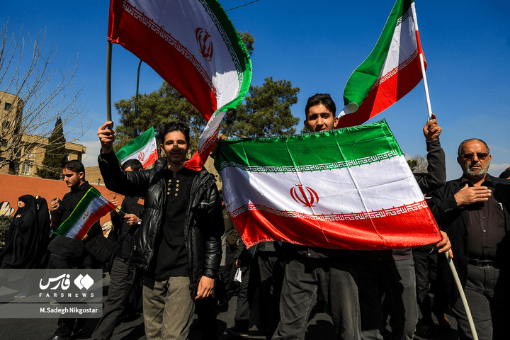 حضور انبوه جمعیت روزه‌دار تهران در مصلای امام خمینی (ره)