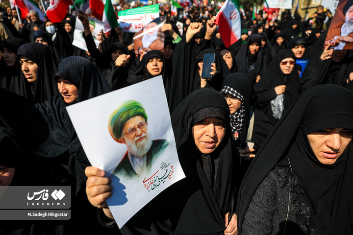 حضور انبوه جمعیت روزه‌دار تهران در مصلای امام خمینی (ره)