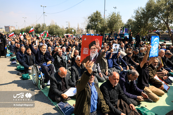 حضور انبوه جمعیت روزه‌دار تهران در مصلای امام خمینی (ره)