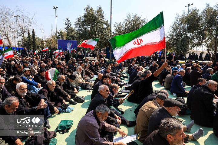 حضور انبوه جمعیت روزه‌دار تهران در مصلای امام خمینی (ره)