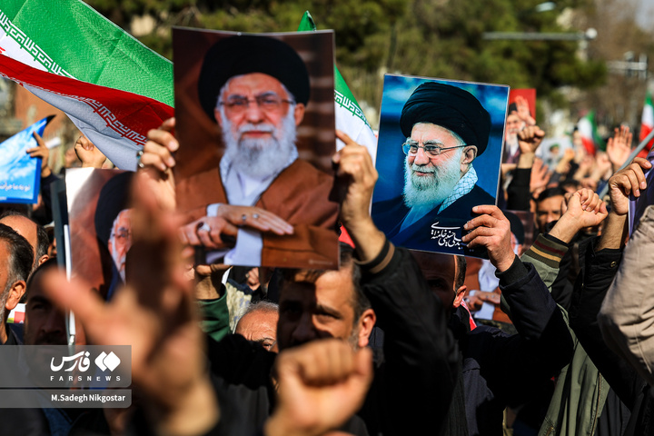 حضور انبوه جمعیت روزه‌دار تهران در مصلای امام خمینی (ره)