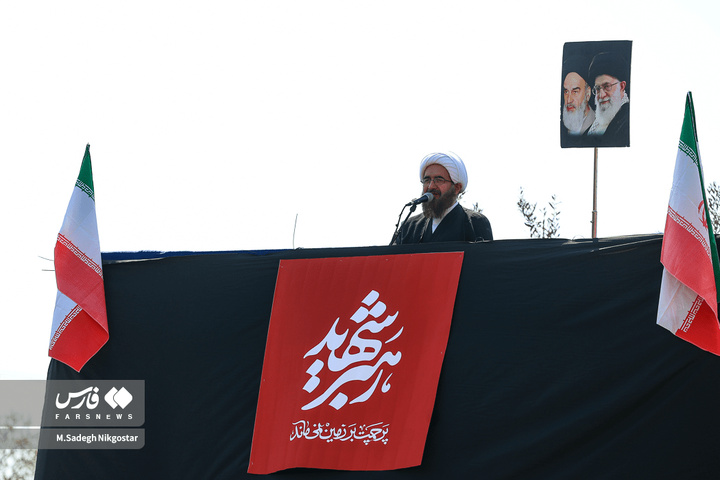 حضور انبوه جمعیت روزه‌دار تهران در مصلای امام خمینی (ره)