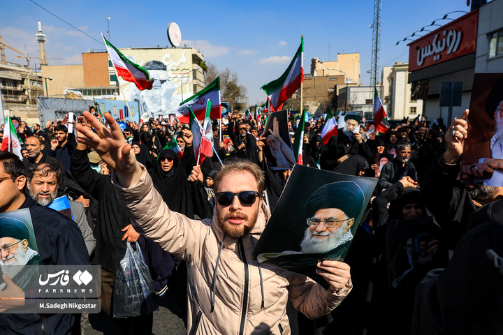 حضور انبوه جمعیت روزه‌دار تهران در مصلای امام خمینی (ره)