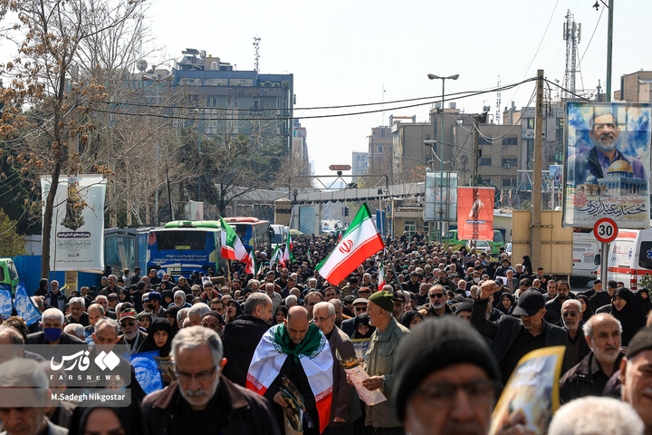 حضور انبوه جمعیت روزه‌دار تهران در مصلای امام خمینی (ره)