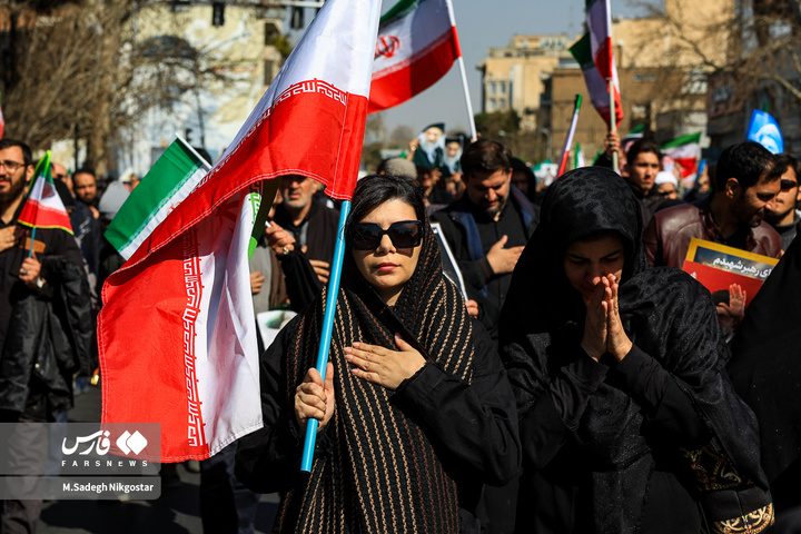 حضور انبوه جمعیت روزه‌دار تهران در مصلای امام خمینی (ره)