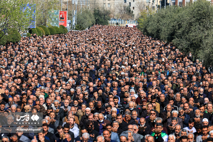 حضور انبوه جمعیت روزه‌دار تهران در مصلای امام خمینی (ره)