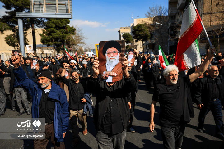 حضور انبوه جمعیت روزه‌دار تهران در مصلای امام خمینی (ره)
