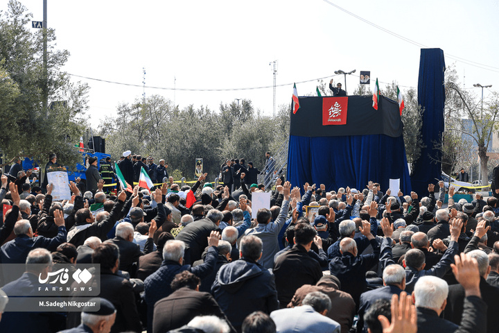 حضور انبوه جمعیت روزه‌دار تهران در مصلای امام خمینی (ره)