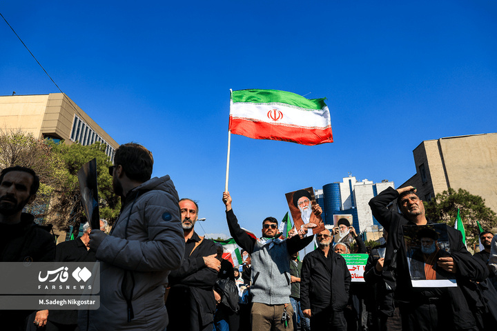 حضور انبوه جمعیت روزه‌دار تهران در مصلای امام خمینی (ره)