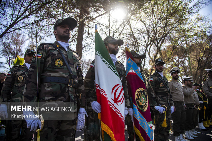 تشییع پیکر مطهر ۱۰ شهید افتدار ایران اسلامی در اصفهان