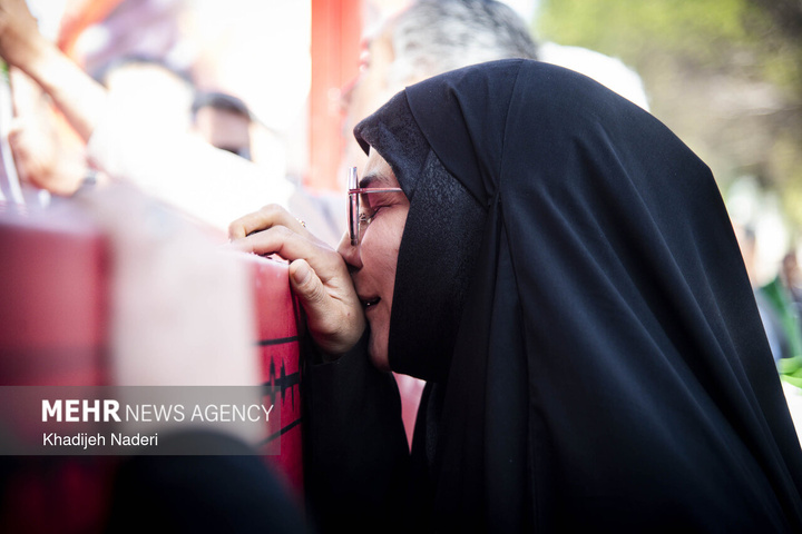 تشییع پیکر مطهر ۱۰ شهید افتدار ایران اسلامی در اصفهان