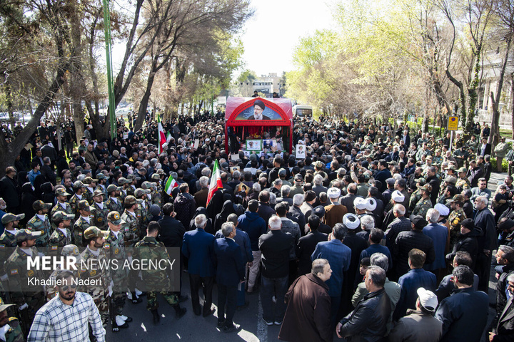 تشییع پیکر مطهر ۱۰ شهید افتدار ایران اسلامی در اصفهان