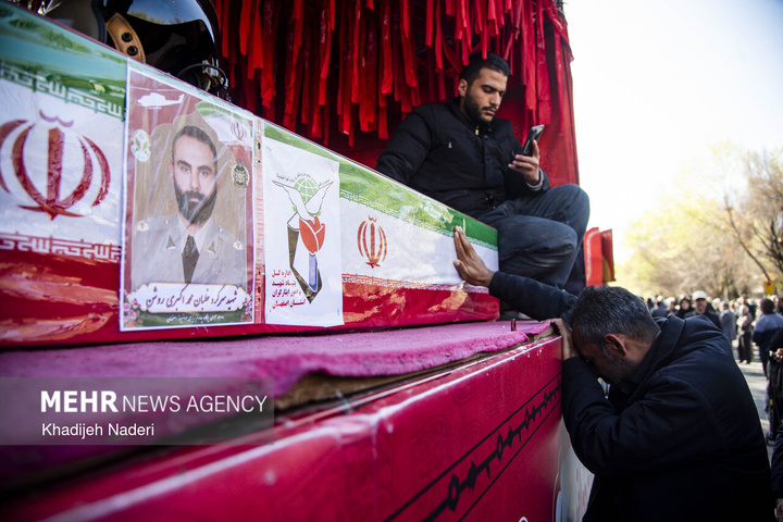 تشییع پیکر مطهر ۱۰ شهید افتدار ایران اسلامی در اصفهان