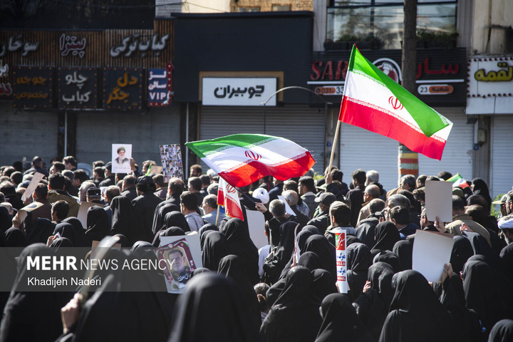 تشییع پیکر مطهر ۱۰ شهید افتدار ایران اسلامی در اصفهان