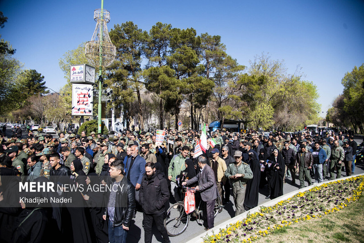 تشییع پیکر مطهر ۱۰ شهید افتدار ایران اسلامی در اصفهان
