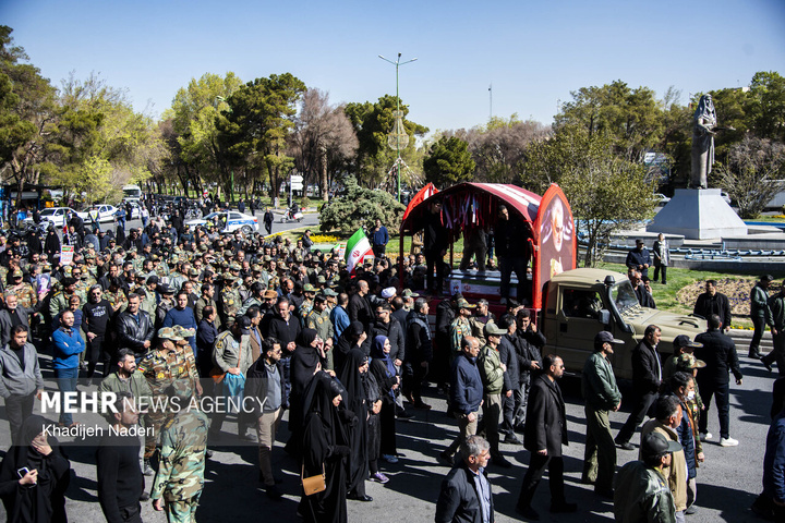 تشییع پیکر مطهر ۱۰ شهید افتدار ایران اسلامی در اصفهان