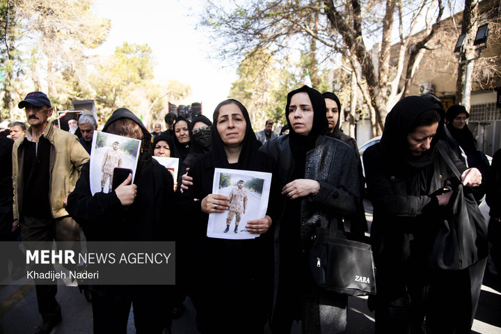 تشییع پیکر مطهر ۱۰ شهید افتدار ایران اسلامی در اصفهان