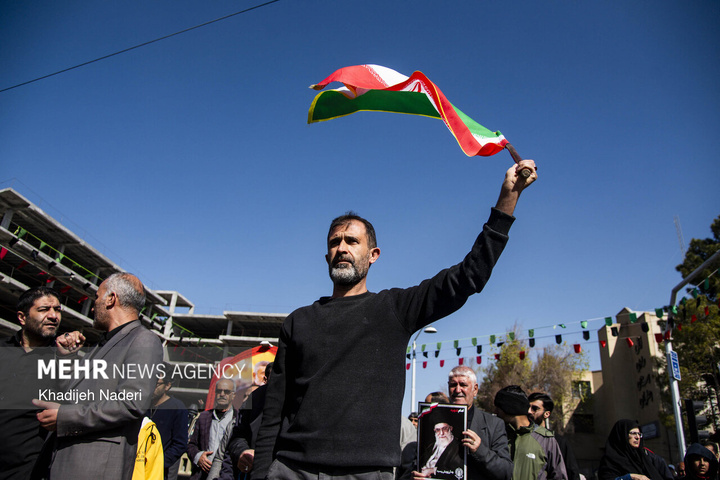 تشییع پیکر مطهر ۱۰ شهید افتدار ایران اسلامی در اصفهان