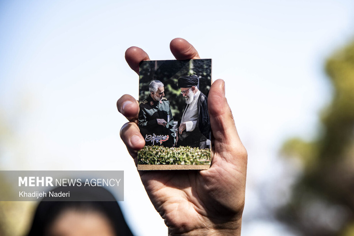 تشییع پیکر مطهر ۱۰ شهید افتدار ایران اسلامی در اصفهان