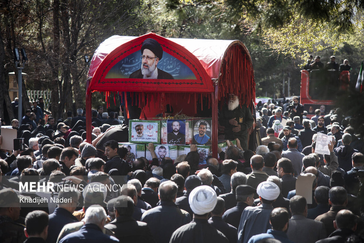 تشییع پیکر مطهر ۱۰ شهید افتدار ایران اسلامی در اصفهان