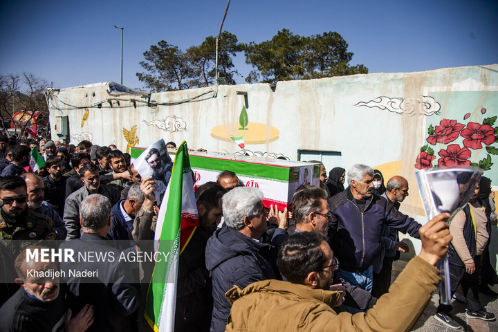 تشییع پیکر مطهر ۱۰ شهید افتدار ایران اسلامی در اصفهان