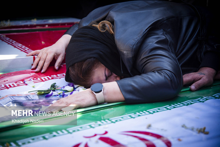 تشییع پیکر مطهر ۱۰ شهید افتدار ایران اسلامی در اصفهان