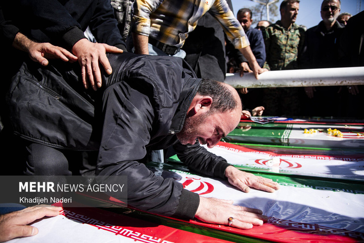 تشییع پیکر مطهر ۱۰ شهید افتدار ایران اسلامی در اصفهان