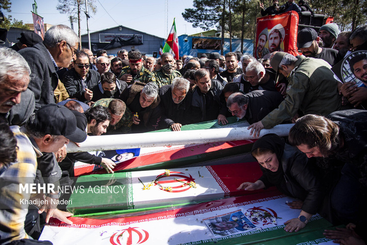 تشییع پیکر مطهر ۱۰ شهید افتدار ایران اسلامی در اصفهان