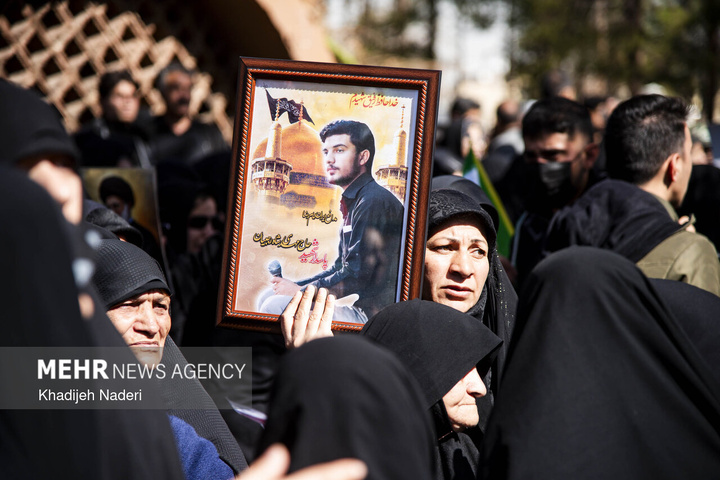 تشییع پیکر مطهر ۱۰ شهید افتدار ایران اسلامی در اصفهان