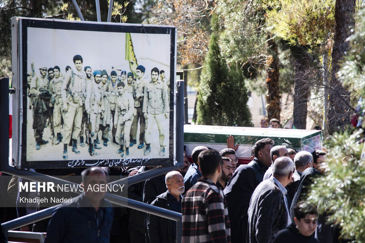 تشییع پیکر مطهر ۱۰ شهید افتدار ایران اسلامی در اصفهان