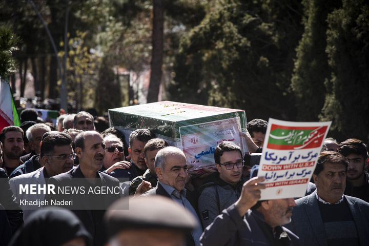 تشییع پیکر مطهر ۱۰ شهید افتدار ایران اسلامی در اصفهان