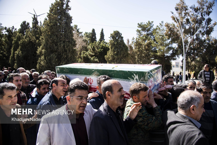 تشییع پیکر مطهر ۱۰ شهید افتدار ایران اسلامی در اصفهان