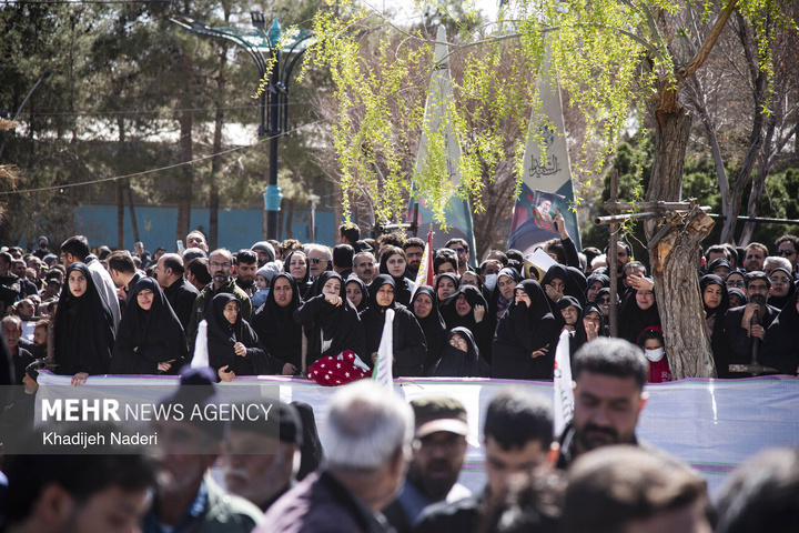 تشییع پیکر مطهر ۱۰ شهید افتدار ایران اسلامی در اصفهان