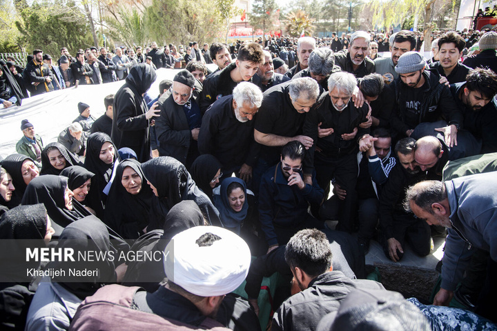 تشییع پیکر مطهر ۱۰ شهید افتدار ایران اسلامی در اصفهان