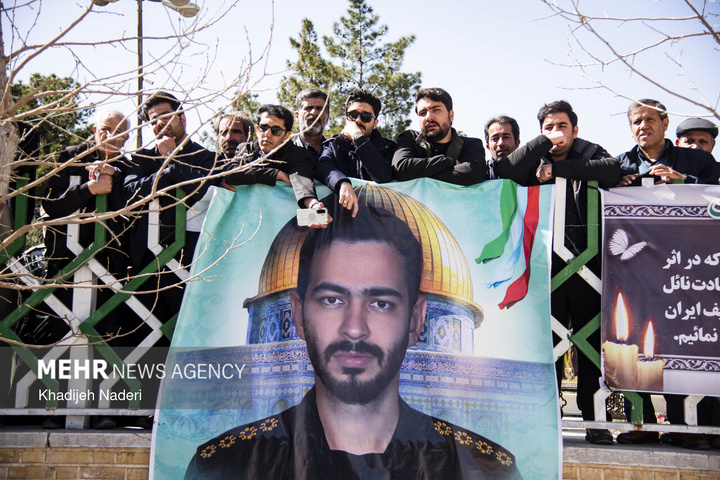 تشییع پیکر مطهر ۱۰ شهید افتدار ایران اسلامی در اصفهان