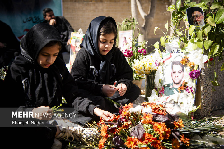 تشییع پیکر مطهر ۱۰ شهید افتدار ایران اسلامی در اصفهان