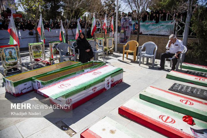 تشییع پیکر مطهر ۱۰ شهید افتدار ایران اسلامی در اصفهان