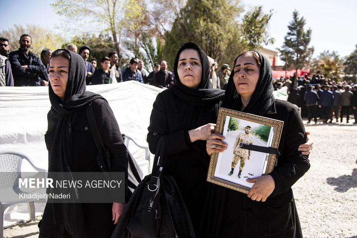 تشییع پیکر مطهر ۱۰ شهید افتدار ایران اسلامی در اصفهان