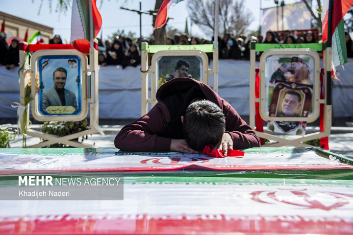 تشییع پیکر مطهر ۱۰ شهید افتدار ایران اسلامی در اصفهان