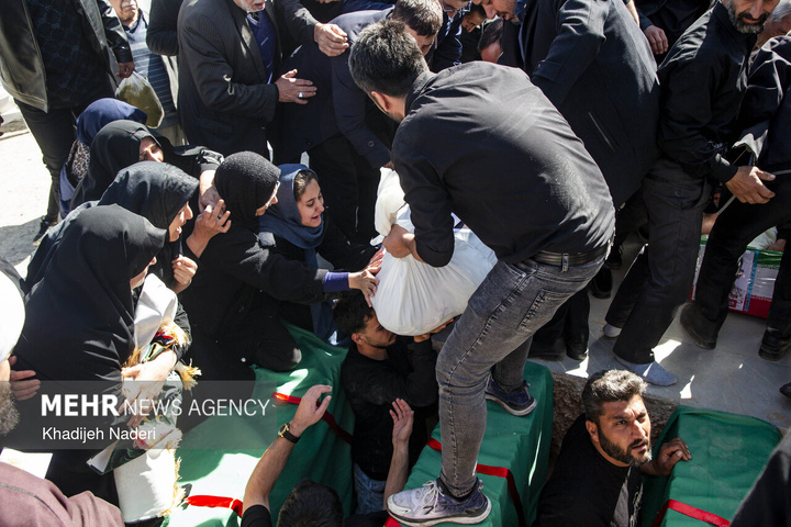 تشییع پیکر مطهر ۱۰ شهید افتدار ایران اسلامی در اصفهان