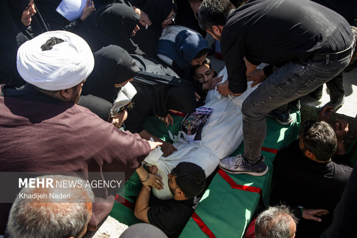 تشییع پیکر مطهر ۱۰ شهید افتدار ایران اسلامی در اصفهان